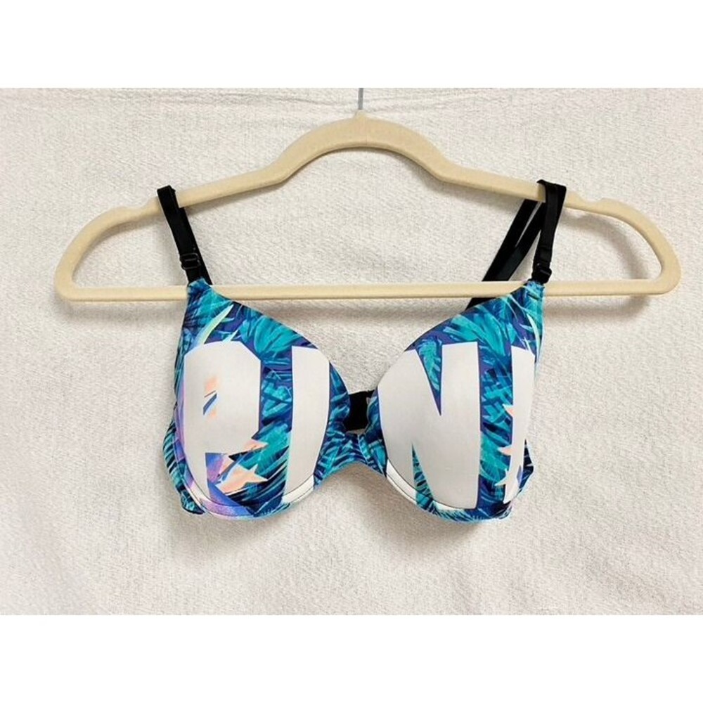 PINK Wear Everywhere t-shirt lightly lined bra